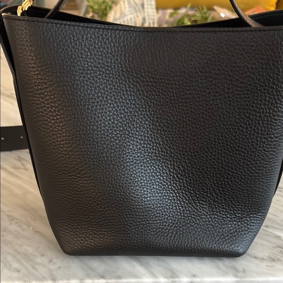 Cuyana Linea Bucket Black Leather Bag - Picture 4 of 6